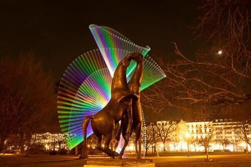 Tanzende Hengst im Regenbogen