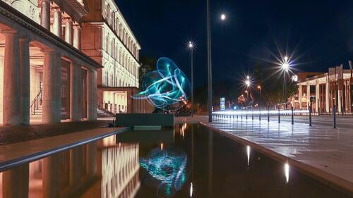 Lichtskulptur vor dem Landesmuseum